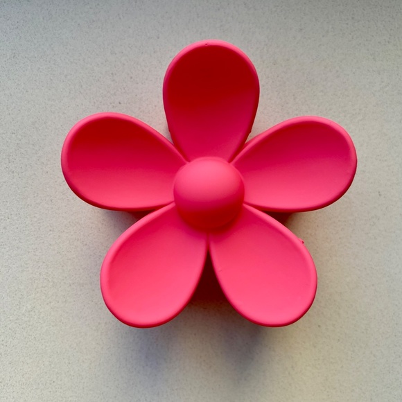 NWT - Princess Polly - Hello Kitty Pink Flower Claw Hair Clip - Picture 4 of 4